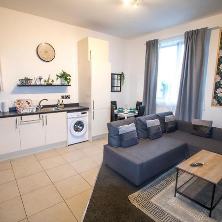 Ideal For Groups - Modern 2 Bedroom Apartment - Free Parking, Transit Links, Close To Stadiums Манчестер Экстерьер фото